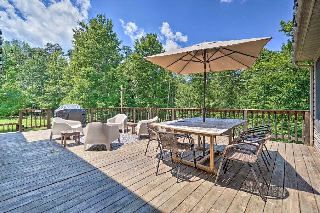 Outdoor patio of Woodland Lodge